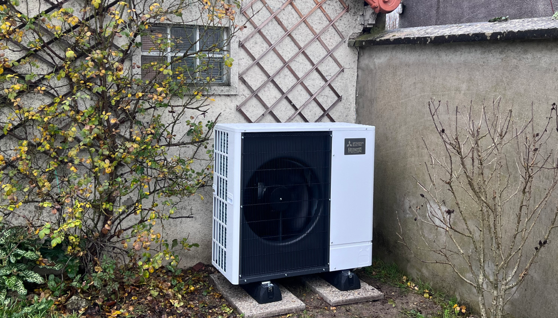 Chauffage pompe à chaleur à l'extérieur d'une maison